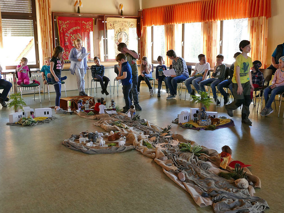 Kinderkarfreitagsliturgie im Gemeindezentrum (Foto: Karl-Franz Thiede)